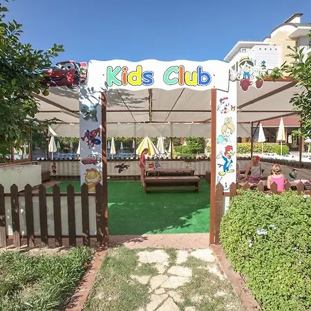 Resort Titan Garden Ultra Konaklı