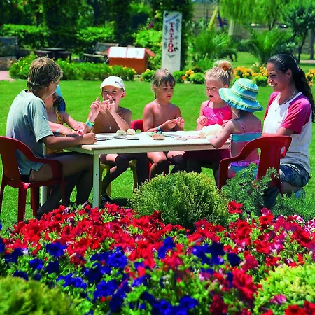 Θέρετρο Titan Garden Ultra Konaklı